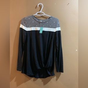 Maurices brand, long sleeve t-shirt with a knotted bottom - NWT